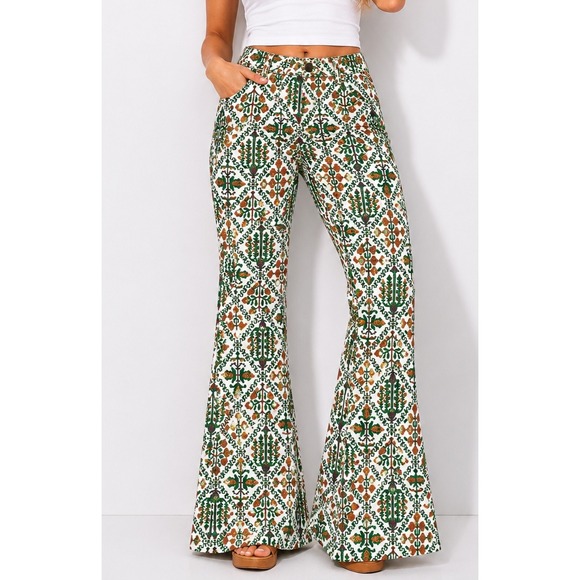 Wrangler Denim - Wrangler High-Rise Fierce Flare Tapestry Jeans Women AOP Geo Floral 70s Boho
